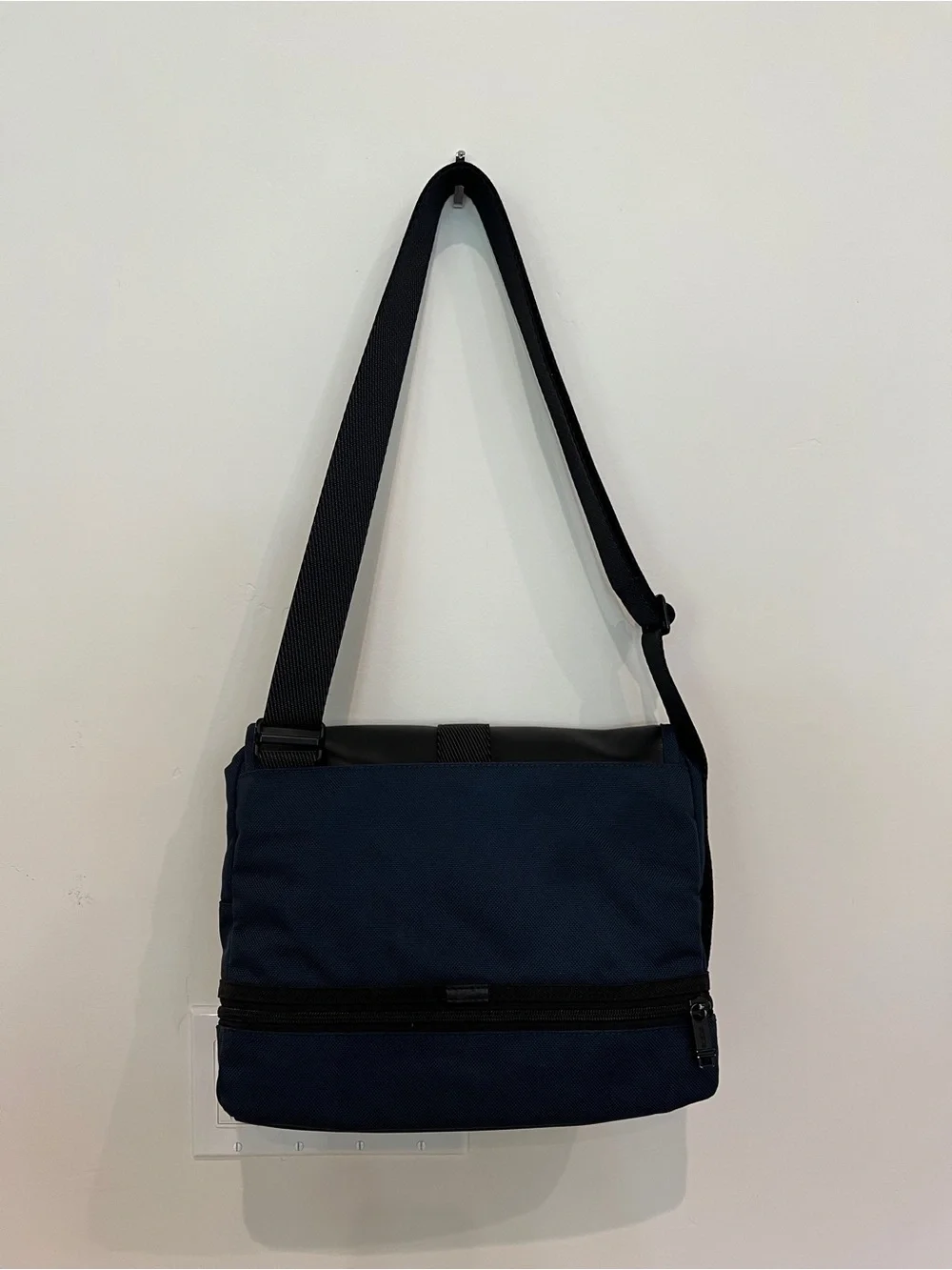TUMI Men's Black & Navy Crossbody Messenger Bag